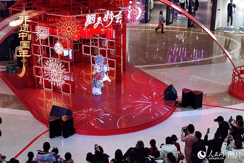 2025年1月29日，大年初一，吉林省京劇團(tuán)亮相長(zhǎng)春“煙火妙會(huì)”，演員們用的精湛技藝，為市民呈上一場(chǎng)韻味悠長(zhǎng)的視聽(tīng)盛宴，一招一式盡顯京劇魅力。現(xiàn)場(chǎng)還進(jìn)行了京劇知識(shí)科普，讓傳統(tǒng)文化在互動(dòng)中 “活” 起來(lái)，為新春佳節(jié)增添了一抹濃厚的文化底色 。人民網(wǎng)記者 王帝元攝