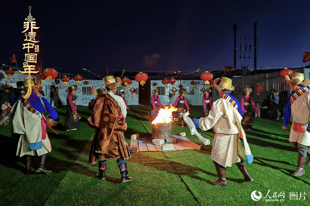 2025年1月28日，西藏自治區(qū)日喀則市定日縣尼轄鄉(xiāng)轄措村升起篝火，跳起鍋莊，迎接新年的到來(lái)。（鍋莊舞，又稱(chēng)為“果卓”、“歌莊”、“卓”等，藏語(yǔ)意為圓圈歌舞，是藏族三大民間舞蹈之一。2006年5月20日，鍋莊舞經(jīng)中華人民共和國(guó)國(guó)務(wù)院批準(zhǔn)列入第一批國(guó)家級(jí)非物質(zhì)文化遺產(chǎn)名錄）人民網(wǎng)記者 次仁羅布攝