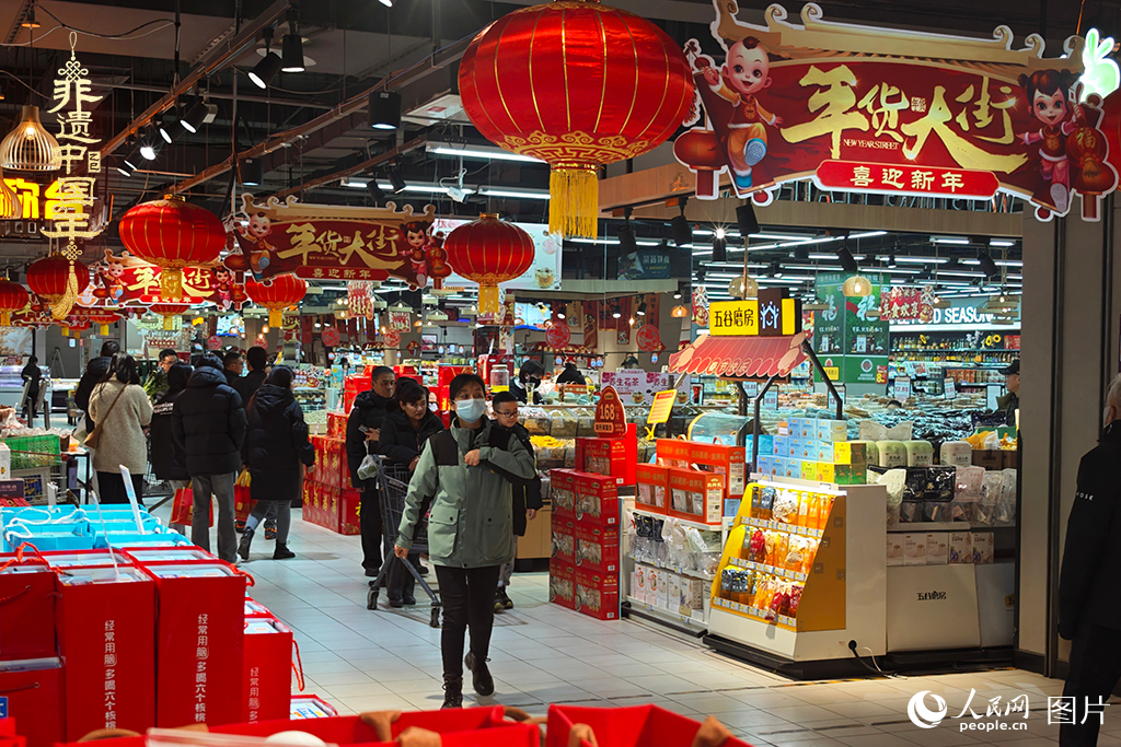 2025年1月28日，在河北省三河市的一家超市，市民們正在采購(gòu)年貨。人民網(wǎng)記者 翁奇羽攝