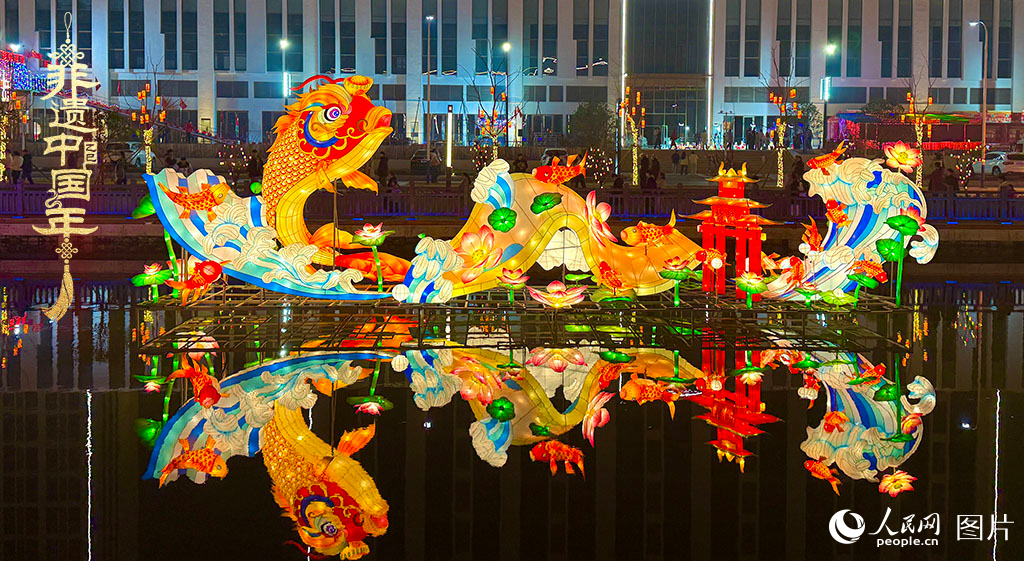 2025年1月22日，2025潛江燈會(huì)如約亮燈，近百組主題花燈、300余組裝飾彩燈一一亮相，吸引眾多游客觀賞。潛江燈會(huì)是湖北省潛江地區(qū)春節(jié)、元宵期間全民趕會(huì)的綜合性傳統(tǒng)民俗活動(dòng)，2021年入選第五批國(guó)家級(jí)非物質(zhì)文化遺產(chǎn)代表性項(xiàng)目名錄。人民網(wǎng)記者 張雋攝