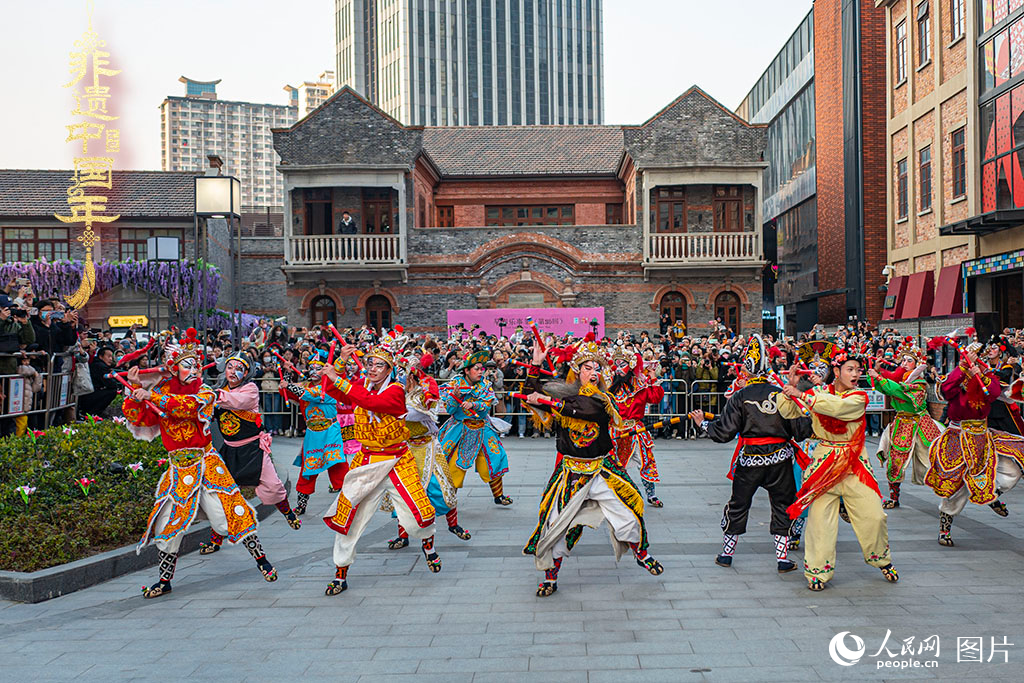 2025年1月19日，上海虹口區(qū)的今潮8弄，精彩的潮汕英歌舞上演，吸引市民駐足觀看。人民網(wǎng)記者 王初攝