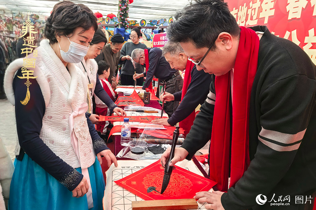 新春佳節(jié)之際，長(zhǎng)春農(nóng)博園冬季展會(huì)火熱進(jìn)行，展廳內(nèi)，書(shū)法家現(xiàn)場(chǎng)書(shū)寫(xiě)“福”字，市民游客紛紛上前迎春接“?！?。人民網(wǎng)記者 王海躍攝