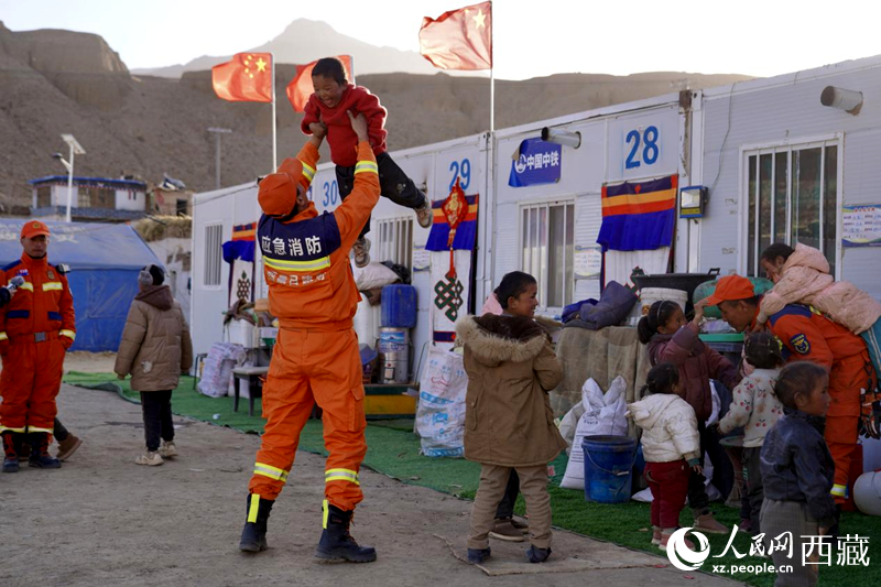 熱木青村安置點(diǎn)，消防員們同孩子們嬉戲玩耍。人民網(wǎng)記者 次仁羅布攝