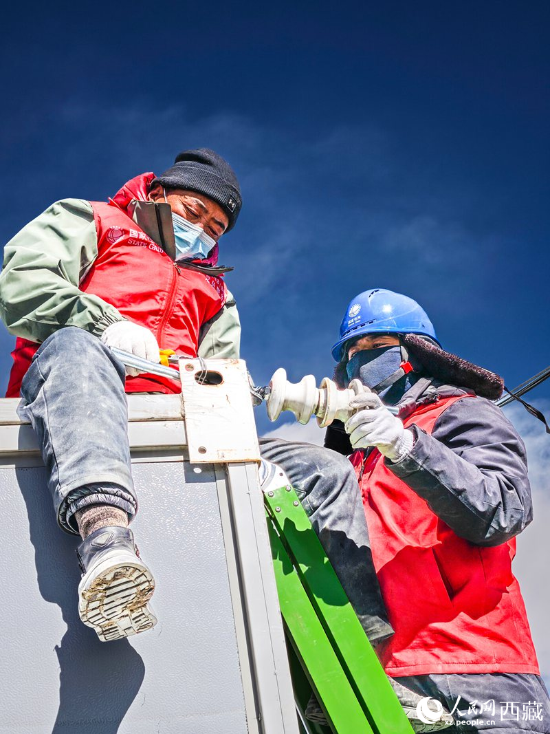 國(guó)網(wǎng)日喀則共產(chǎn)黨員服務(wù)隊(duì)隊(duì)員檢查板房線路。人民網(wǎng)記者 吳雨仁攝