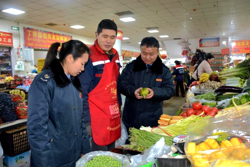 國(guó)家稅務(wù)總局丁青縣稅務(wù)局干部走訪了解春節(jié)蔬菜市場(chǎng)供求情況。楊虹攝