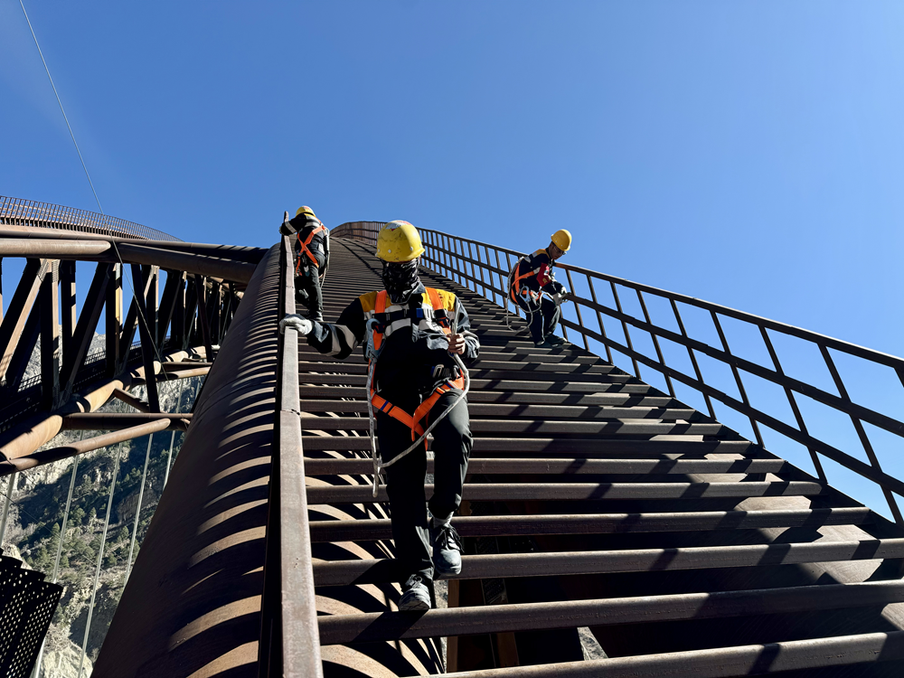 橋拱檢修。馬生明攝