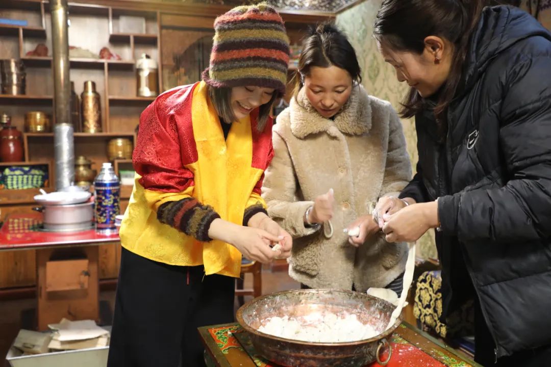 游客體驗(yàn)制作“古突”。巴桑卓嘎攝