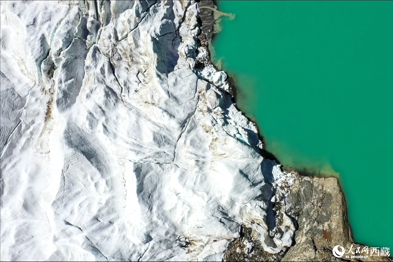 曲登尼瑪冰川位于日喀則市崗巴縣昌龍鄉(xiāng)。