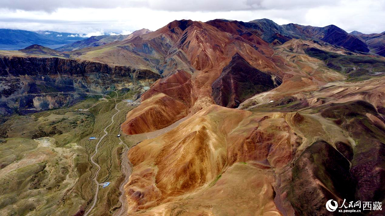 西藏阿里地區(qū)札達(dá)縣境內(nèi)的山丘，因大地礦石的緣故而變得色彩豐富，當(dāng)?shù)厝朔Q之為“五彩山”。