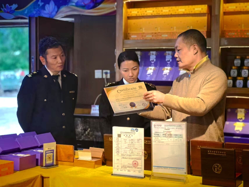 拉薩海關所屬林芝海關關員在藏紅花出口種植基地調研。拉薩海關供圖