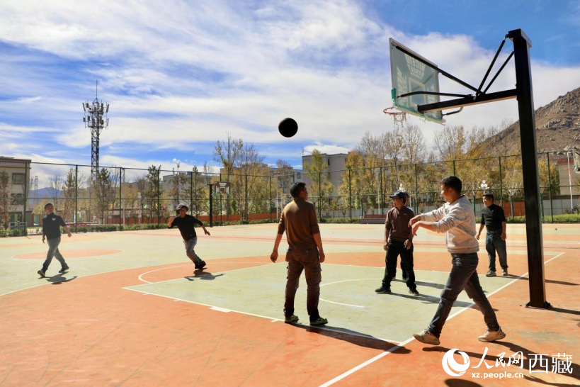 圖為周邊居民在公園內(nèi)打球。人民網(wǎng)記者 次仁羅布攝