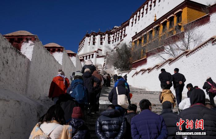 “冬游西藏”進行時游客免費游覽布達拉宮