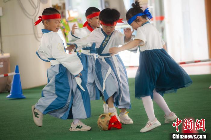 圖為小朋友們開(kāi)展蹴鞠比賽。　董觀生 攝