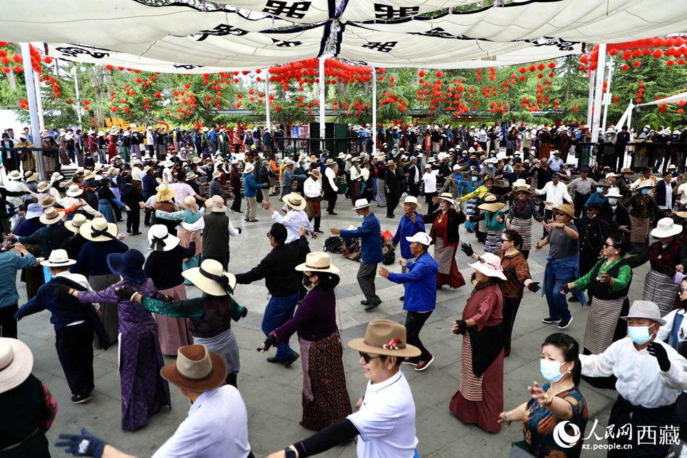 市民在公園內(nèi)跳鍋莊舞。