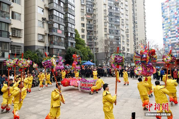 湖北武漢:千年高龍進社區(qū)昂首起舞迎祥瑞