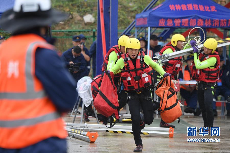 （社會(huì)）（4）全國(guó)森林消防隊(duì)伍“火焰藍(lán)”首屆特種救援技能比武舉行