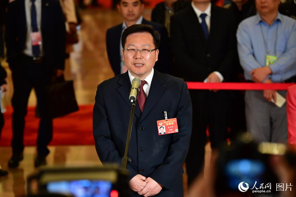 全國(guó)政協(xié)委員、中國(guó)聯(lián)通研究院院長(zhǎng)張?jiān)朴陆邮苡浾卟稍L。