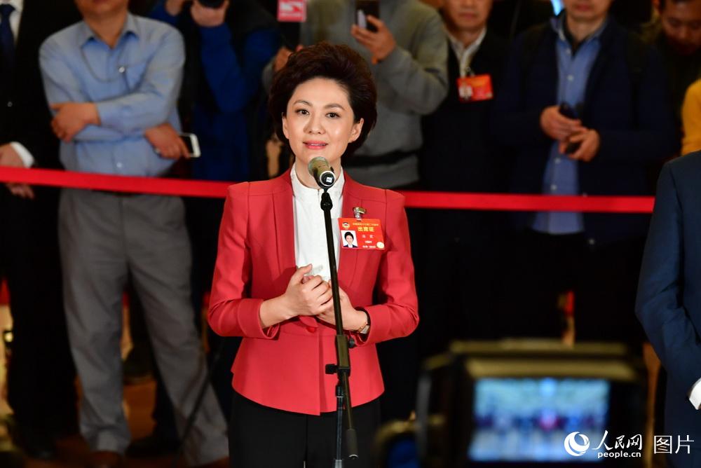全國政協(xié)委員、中央廣播電視總臺央視新聞主播海霞接受記者采訪。