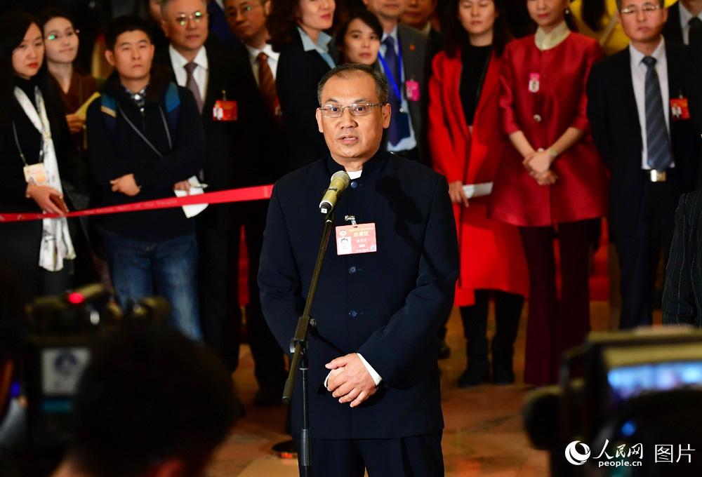 全國政協(xié)委員、湖南省生態(tài)環(huán)境廳副廳長潘碧靈接受記者采訪。