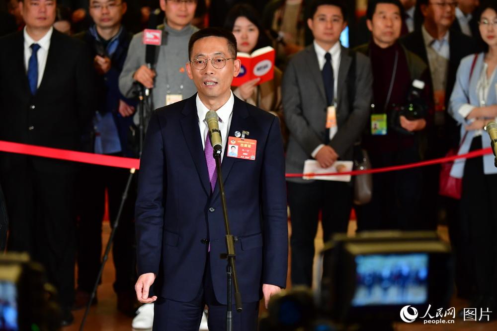 全國政協(xié)委員、西湖大學(xué)校長施一公接受記者采訪。