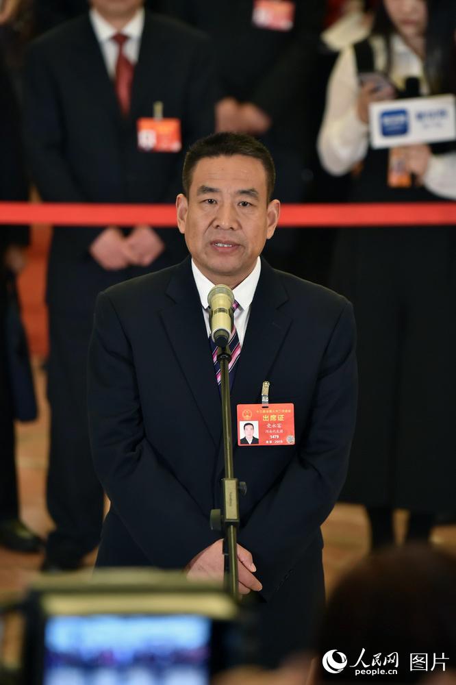 全國(guó)人大代表、河南遠(yuǎn)東生物工程公司技術(shù)部部長(zhǎng)黨永富回答記者提問。