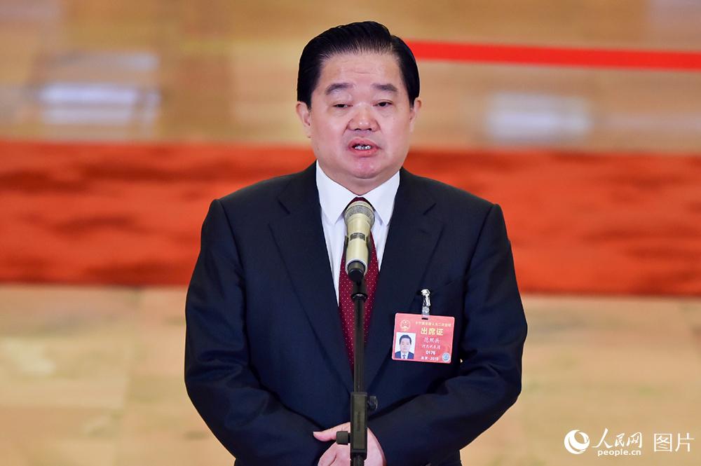 全國人大代表、河北省人大常委會(huì)黨組書記、常務(wù)副主任范照兵。