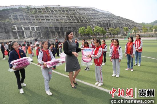 修文縣組織搬遷戶子女開展戶外拓展活動，捐贈愛心物資。