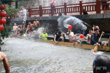 場(chǎng)面震撼！中國龍舟之鄉(xiāng)順德舉行起龍儀式