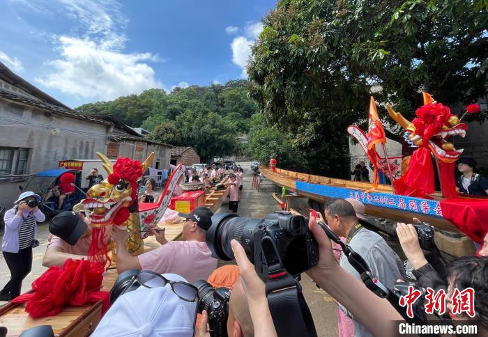 圖為5月29日，長(zhǎng)樂(lè)江田鎮(zhèn)村民為即將入水的新龍舟安裝龍頭?！埍?攝