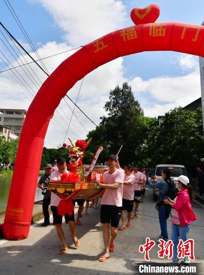 圖為5月29日，長(zhǎng)樂(lè)江田鎮(zhèn)村民們推著新龍舟前行?！埍?攝