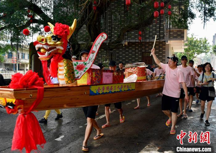 圖為5月29日，長(zhǎng)樂(lè)江田鎮(zhèn)村民們推著新龍舟前行?！埍?攝