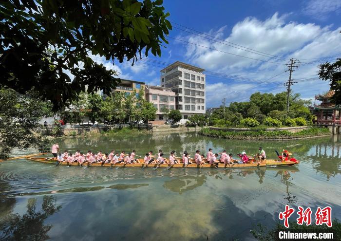 圖為5月29日，長(zhǎng)樂(lè)江田鎮(zhèn)新龍舟入水后在水中劃行?！埍?攝
