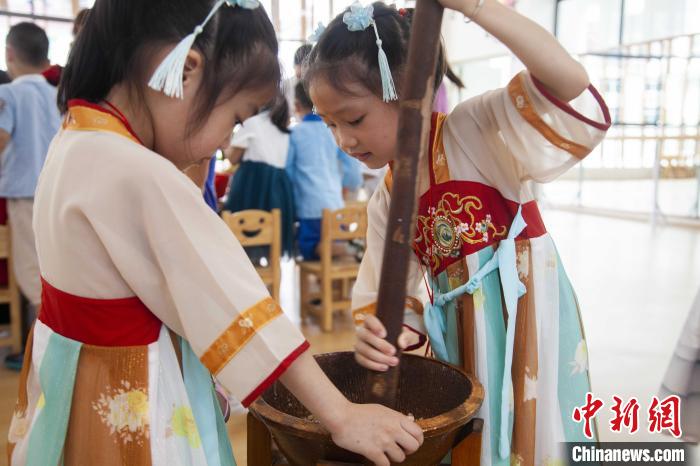 圖為小朋友們參加“將樂擂茶”制作。　董觀生 攝