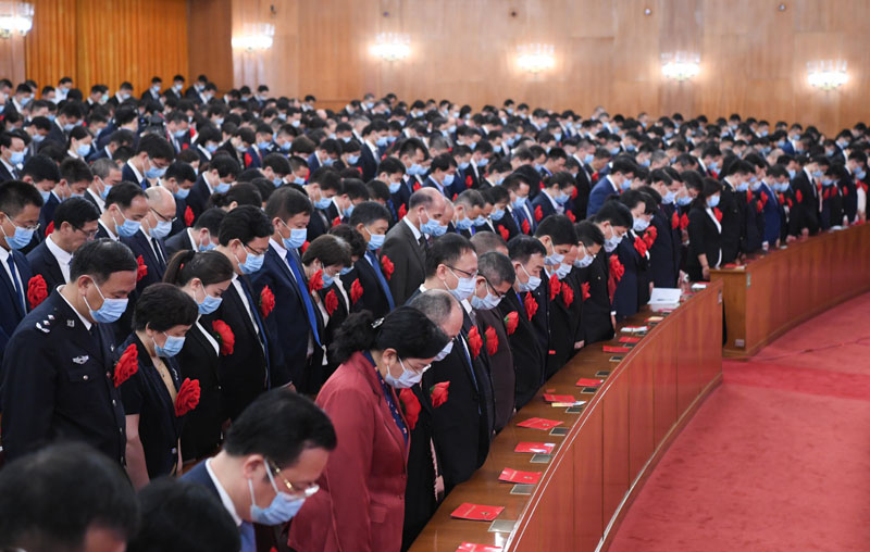 2020年9月8日上午，全國抗擊新冠肺炎疫情表彰大會在北京人民大會堂隆重舉行。這是全場肅立，向新冠肺炎疫情犧牲烈士和逝世同胞默哀。