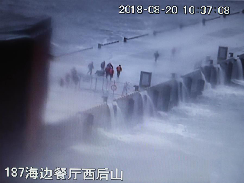 這是翻拍的2018年8月20日現(xiàn)場監(jiān)控錄像。錄像記錄了黃群、宋月才、姜開斌等同志搶救國家某重點(diǎn)試驗(yàn)平臺的場景。