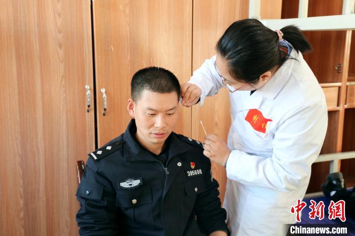 圖為專家現(xiàn)場問診?！「駸?攝