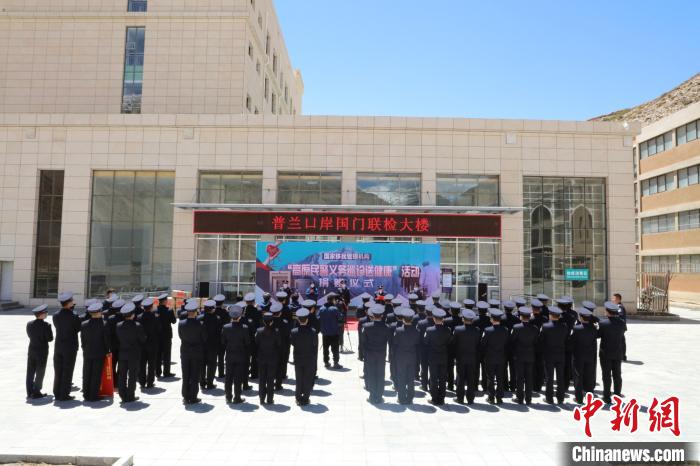 圖為捐贈儀式現(xiàn)場?！「駸?攝