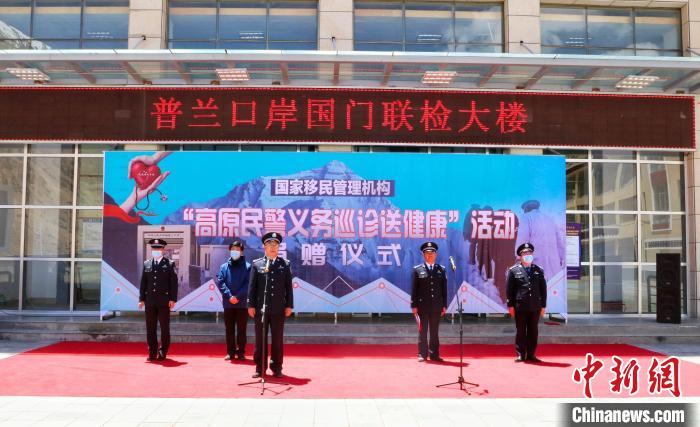 圖為捐贈儀式現(xiàn)場?！「駸?攝