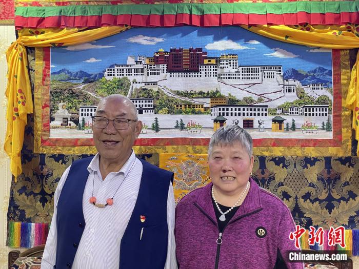 甲央曲培和杜應(yīng)芳在家中。彭寧鈴 攝