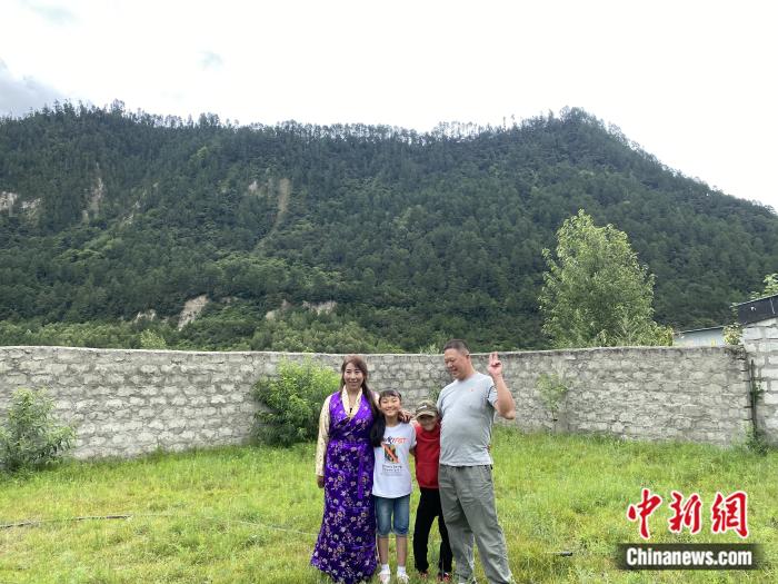 周勁名一家。彭寧鈴 攝