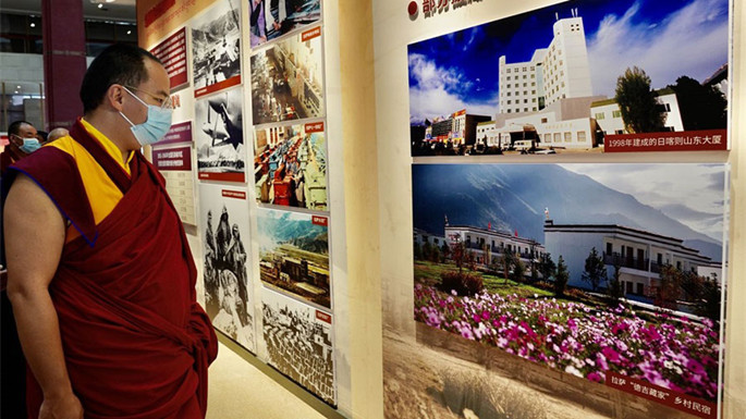 3.圖為班禪觀看部分援藏工程展板 攝影:王淑_副本.jpg