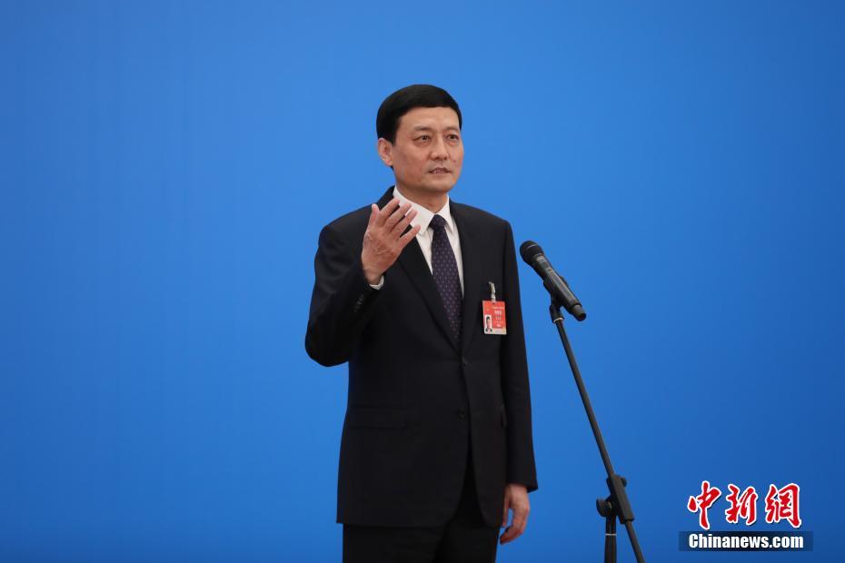 3月8日，第十三屆全國人民代表大會第四次會議舉行第二場“部長通道”采訪活動。圖為中國工業(yè)和信息化部部長肖亞慶通過網(wǎng)絡(luò)視頻方式接受采訪。 <a target='_blank' ><p  align=