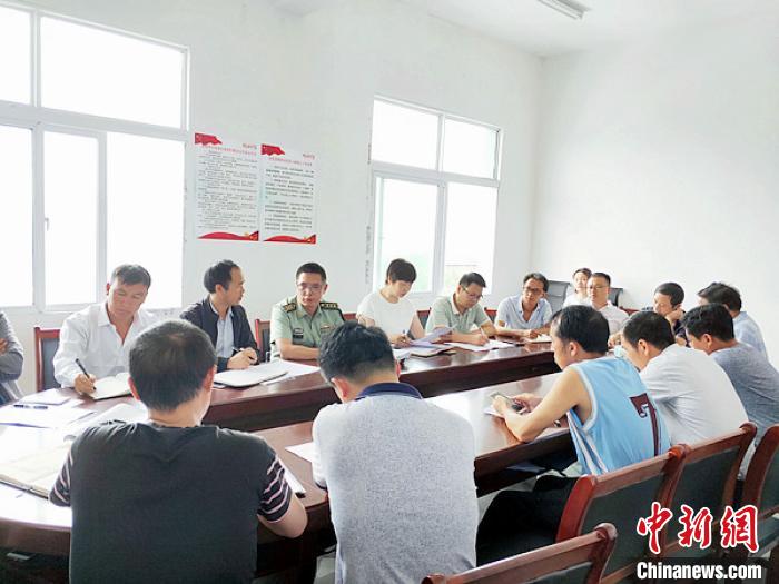 徐欣在屯上村召開(kāi)座談會(huì)，與鄉(xiāng)政府領(lǐng)導(dǎo)和村支兩委共商 (資料圖) 鐘欣 攝