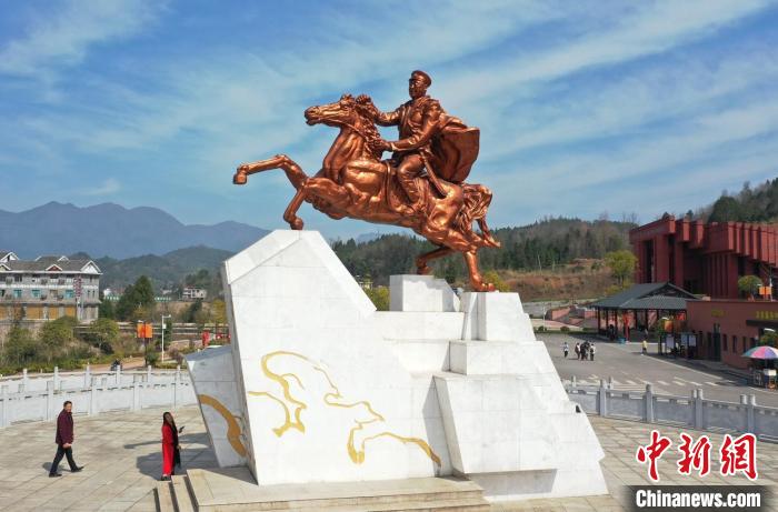 賀龍?jiān)獛浌枢l(xiāng)桑植縣已成為張家界西線旅游的重要組成部分?！钊A峰 攝