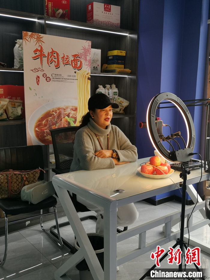 一位主播正在為延安地方特產(chǎn)直播帶貨。<a target='_blank'  ><p  align=