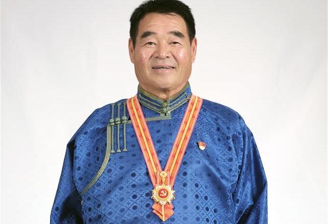 （奮斗百年路　啟航新征程·“七一勛章”獲得者·圖文互動(dòng)）（1）“草原之子”廷·巴特爾：讓草原綠起來(lái)，幫牧民富起來(lái)