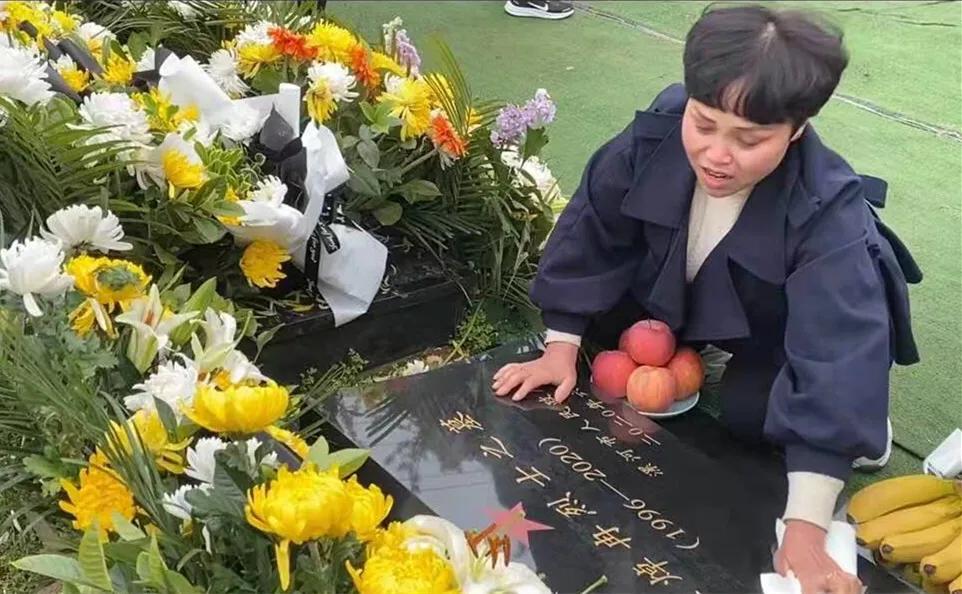 悼念戍邊烈士王焯冉：全國各地近五萬人自發(fā)獻花祭英烈，奶奶仍在等孫子回家