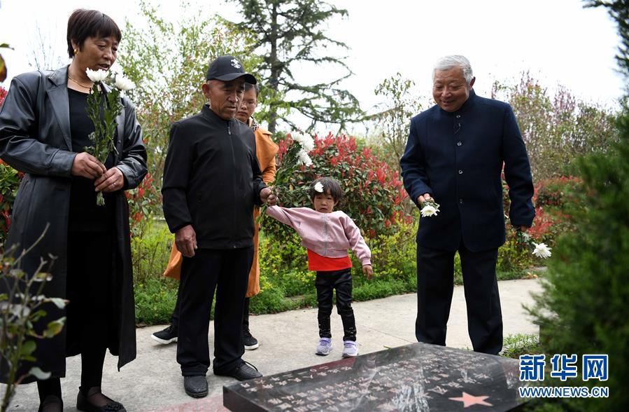 (圖片故事)(5)年介濤:將為烈士尋親進(jìn)行到底