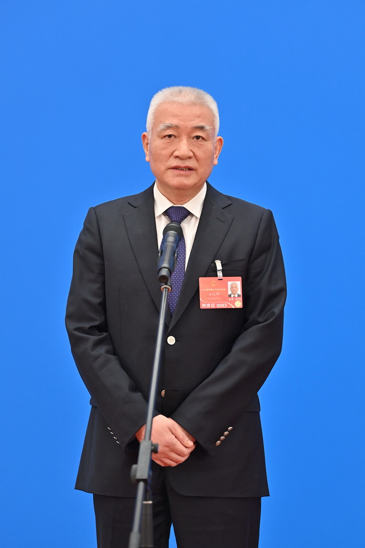 這是科學(xué)技術(shù)部部長(zhǎng)王志剛通過網(wǎng)絡(luò)視頻方式接受采訪。新華社記者 李鑫 攝