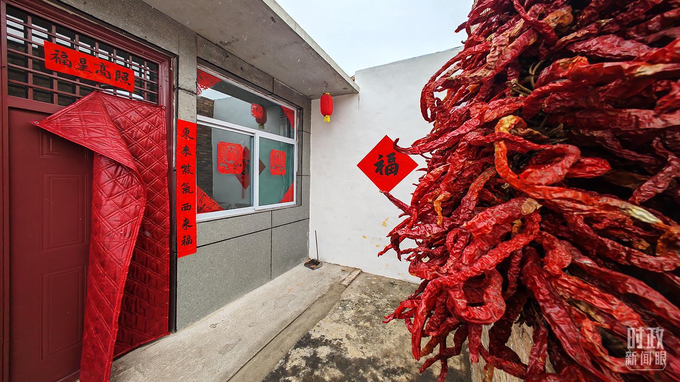 2021年10月，山西霍州馮南垣村遭遇強(qiáng)降雨，不少房屋倒塌。當(dāng)?shù)卣蜕鐣?huì)力量幫助受災(zāi)居民重建裝配式住房。（總臺(tái)央視記者彭漢明拍攝）